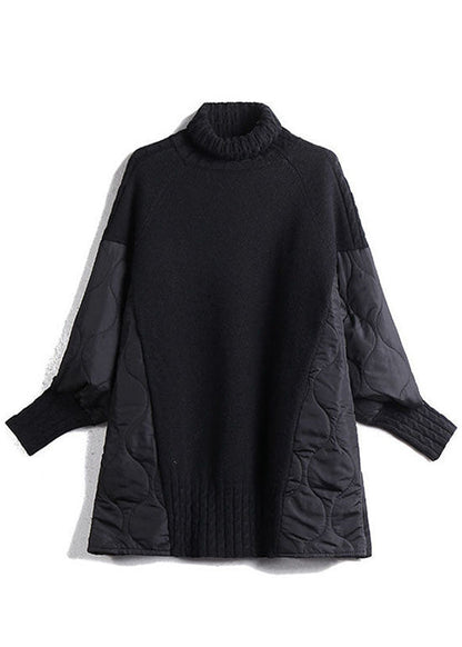 Proste swetry czekoladowe z golfem, patchworkiem i luźnym splotem na jesień